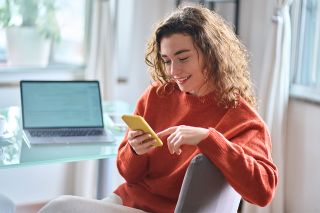 figure_photo: Frau mit Smartphone