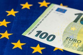 figure_photo: 100 Euro Schein auf EU Flagge